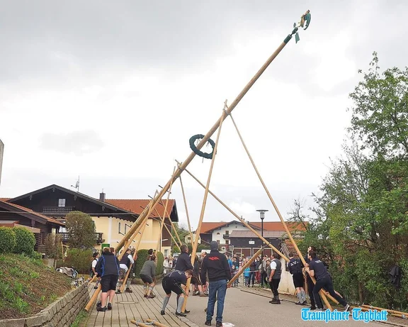 Maibaumaufstellen_2022_1.jpg
